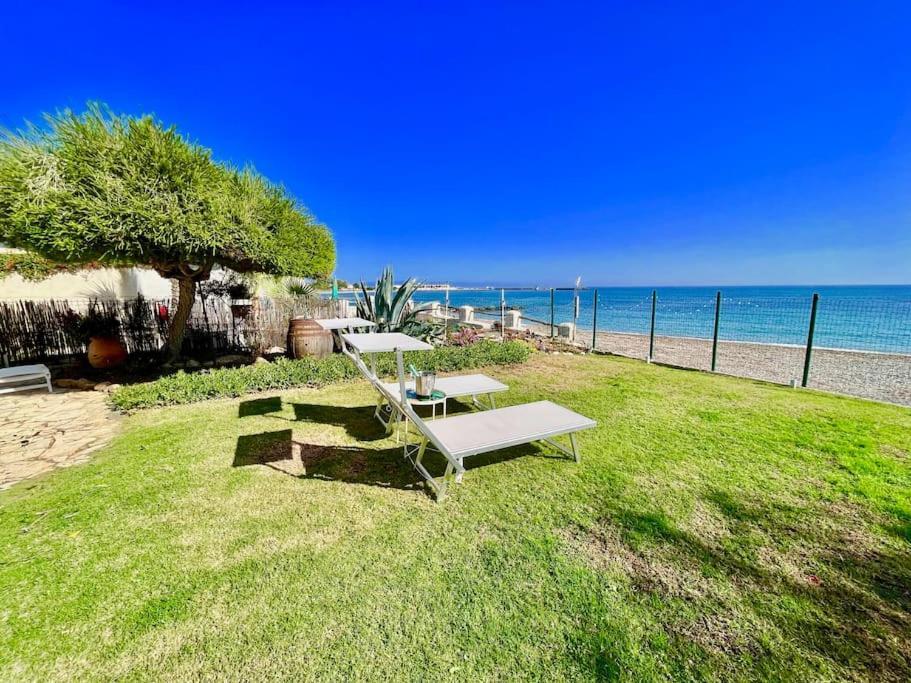 Paradise Beachfront Villa, Porto Columbu, Sardinia Porto Columbu - Perd'E Sali Eksteriør bilde